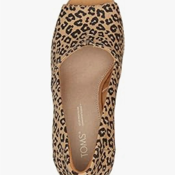 TOMS Cute. Comfortable in true TOMS fashion. Good for city street WALKING! - Picture 3 of 10